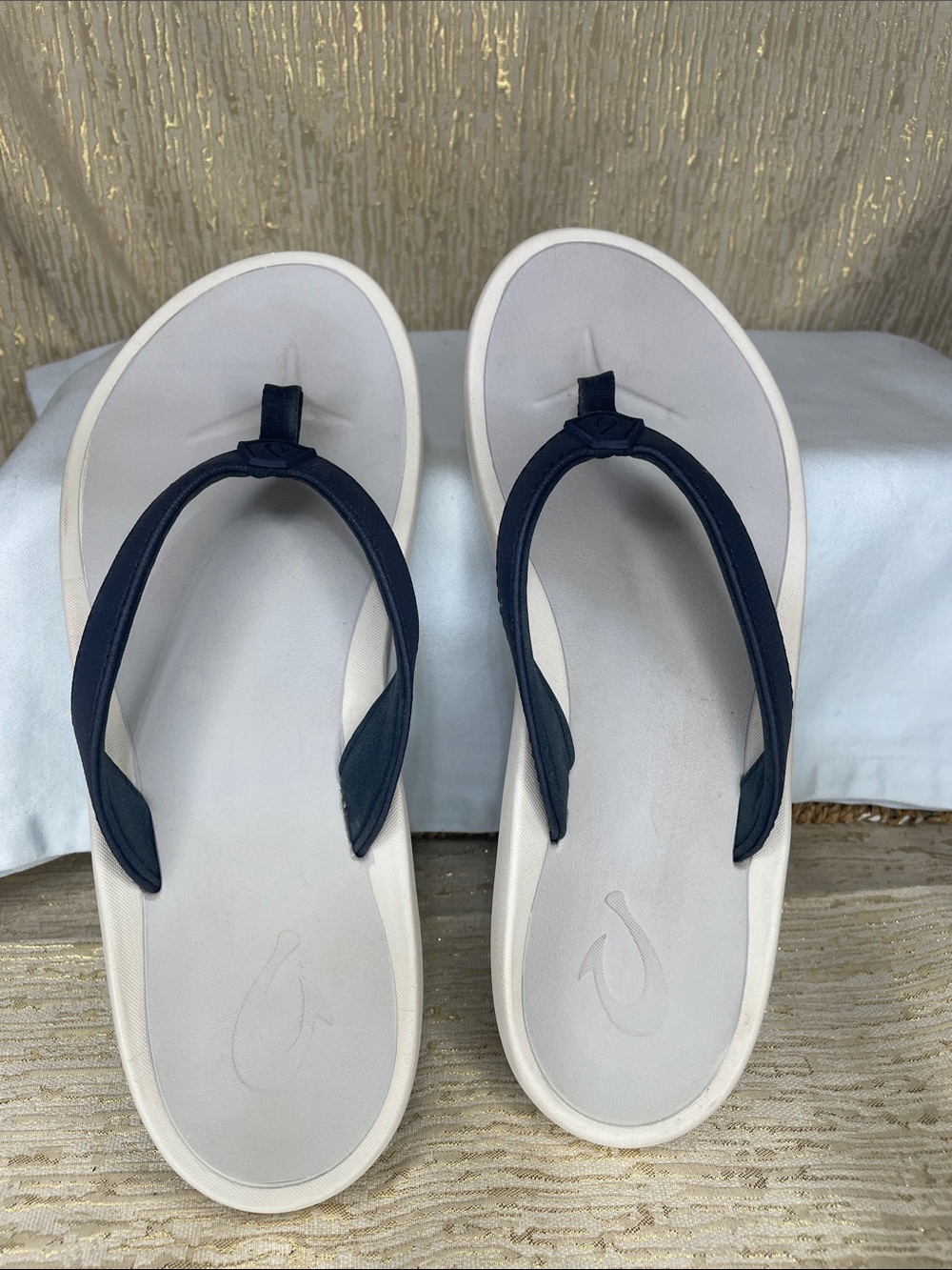 Olukai Flip Flops with Navy Straps Women’s Sz 8